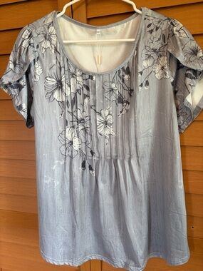 Women’s Floral Scoop Neck Top in Light Gray